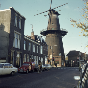 859590 Gezicht op de molen Rijn en Zon (Adelaarstraat 30) te Utrecht, vanaf de Hopakker.